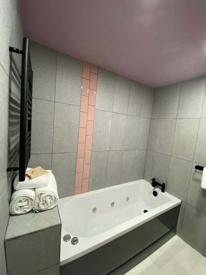Aaron Wise - 51 Fitzhamon Apartments Cardiff Eksteriør billede
